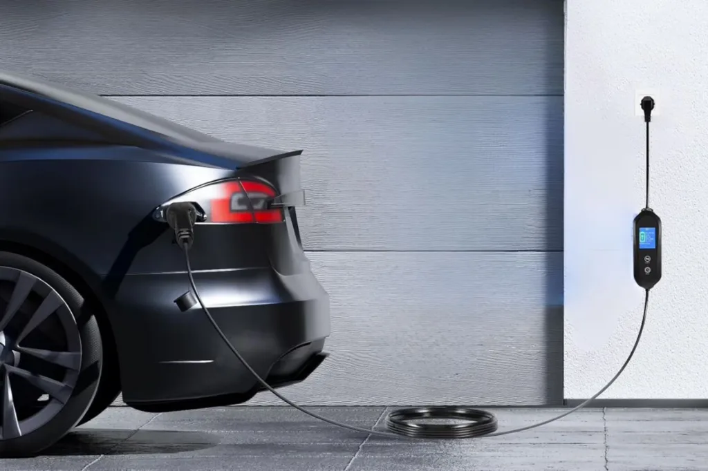 Tesla branché au chargeur