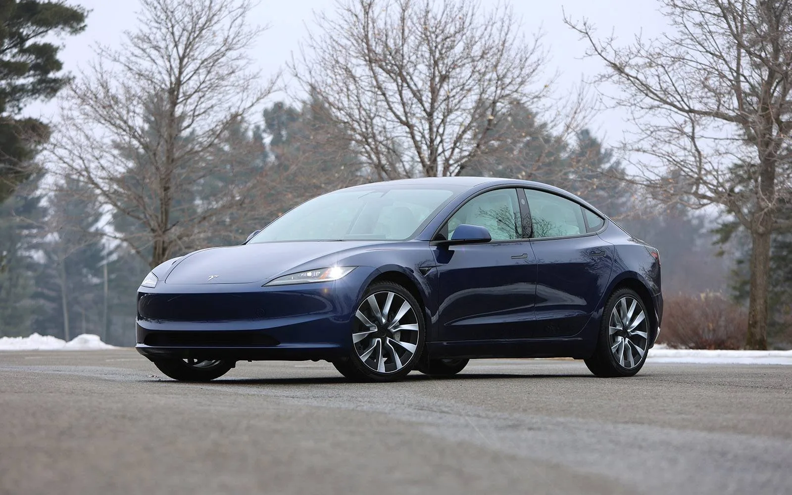 Voiture Tesla en route d'hiver