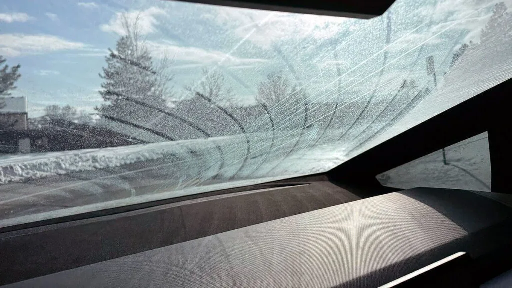 Parebrise Tesla avec de la neige