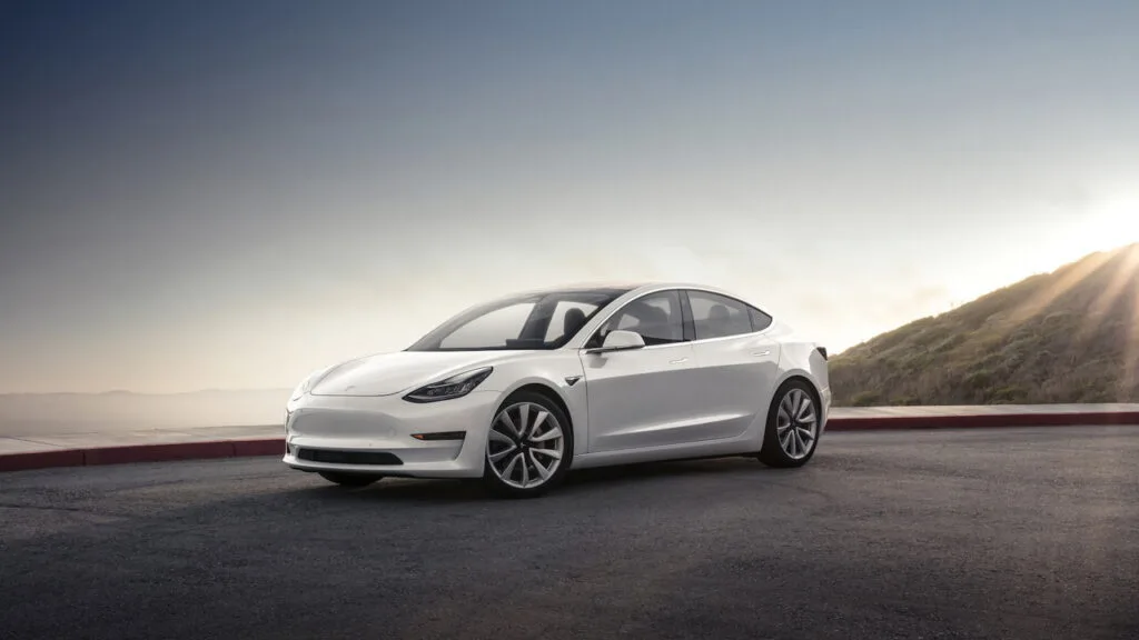 Voiture Tesla sur la route 